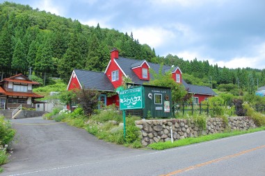 ドライブコースに佇むコテージ