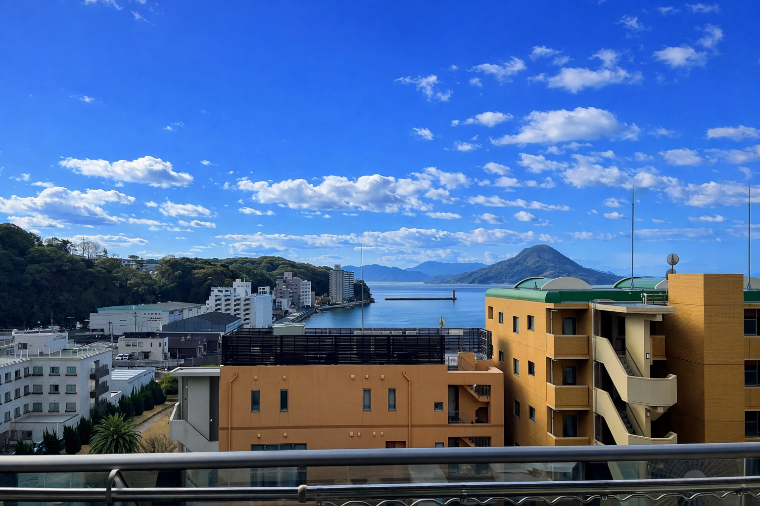 空を仰ぎ、海を望む。